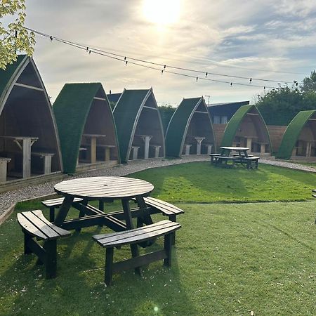 Black Bull Retreat, Barmston With Private Hot Tubs Driffield ภายนอก รูปภาพ