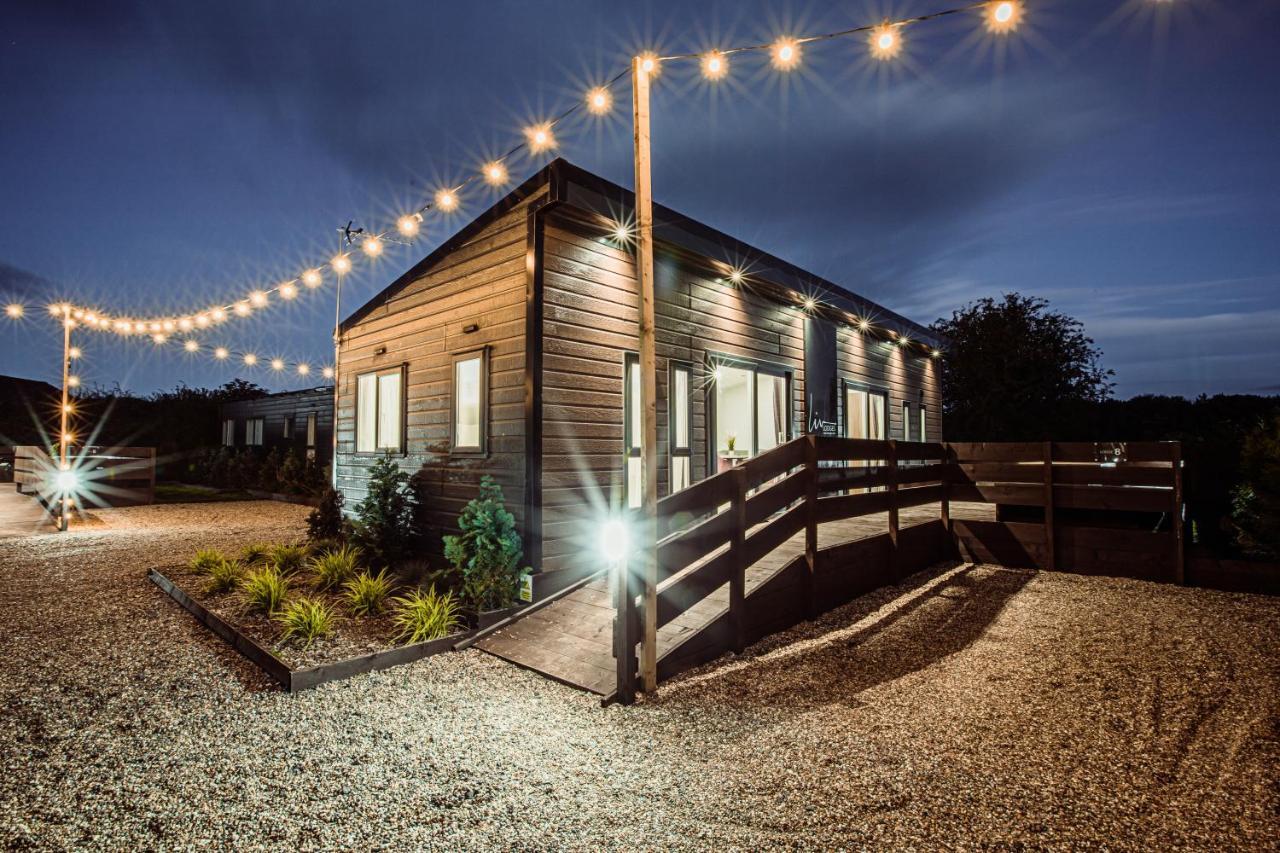 Black Bull Retreat, Barmston With Private Hot Tubs Driffield ภายนอก รูปภาพ