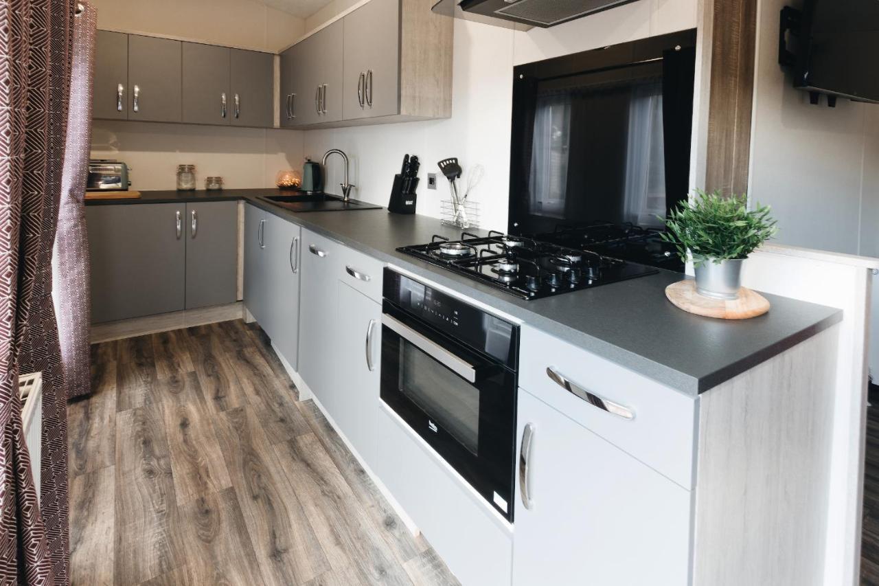 Black Bull Retreat, Barmston With Private Hot Tubs Driffield ภายนอก รูปภาพ