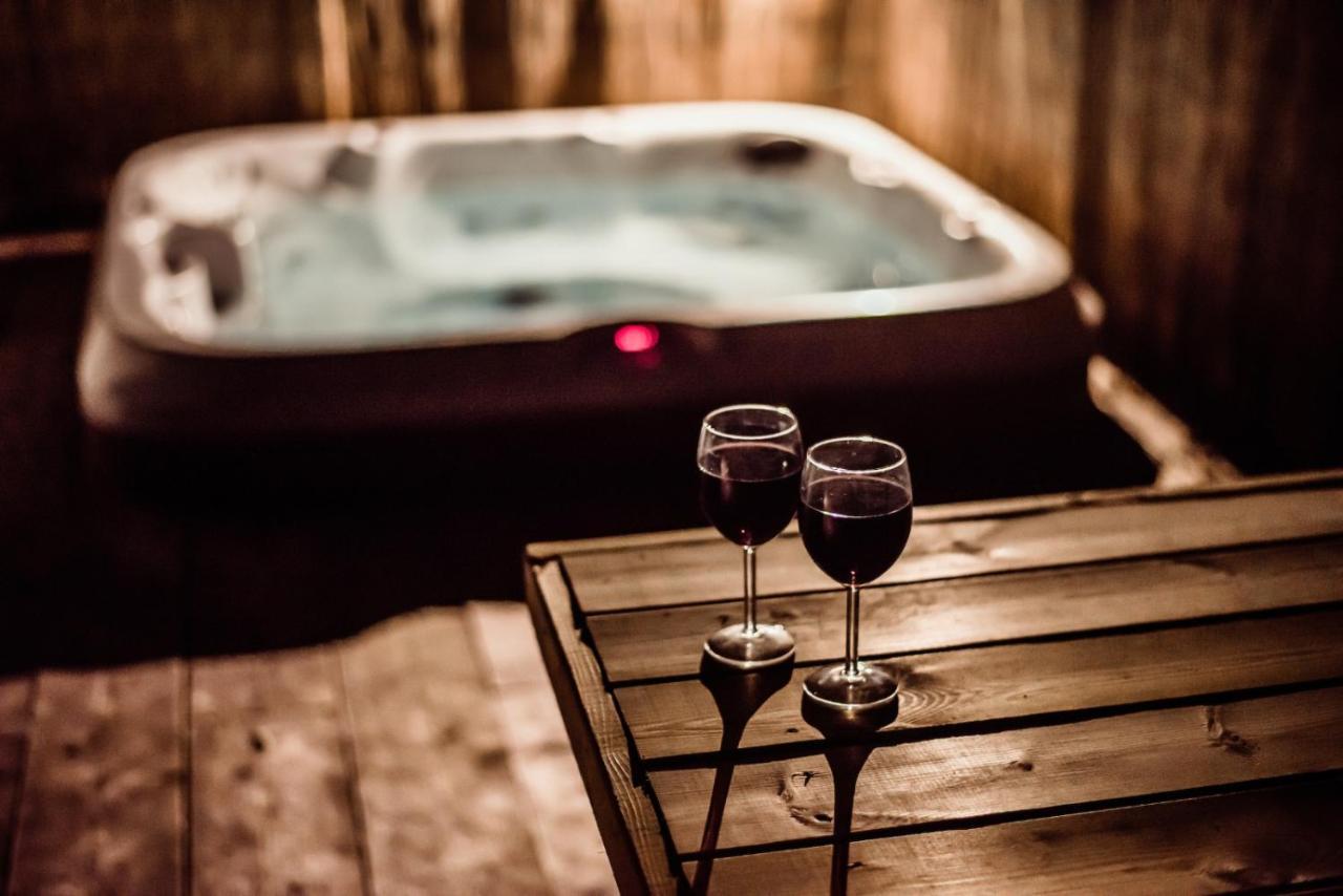 Black Bull Retreat, Barmston With Private Hot Tubs Driffield ภายนอก รูปภาพ