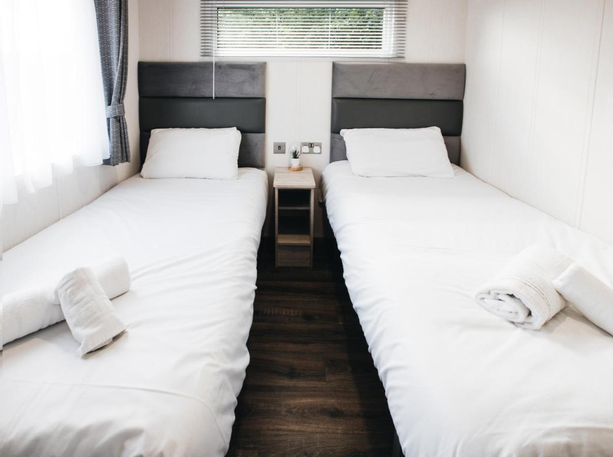 Black Bull Retreat, Barmston With Private Hot Tubs Driffield ภายนอก รูปภาพ