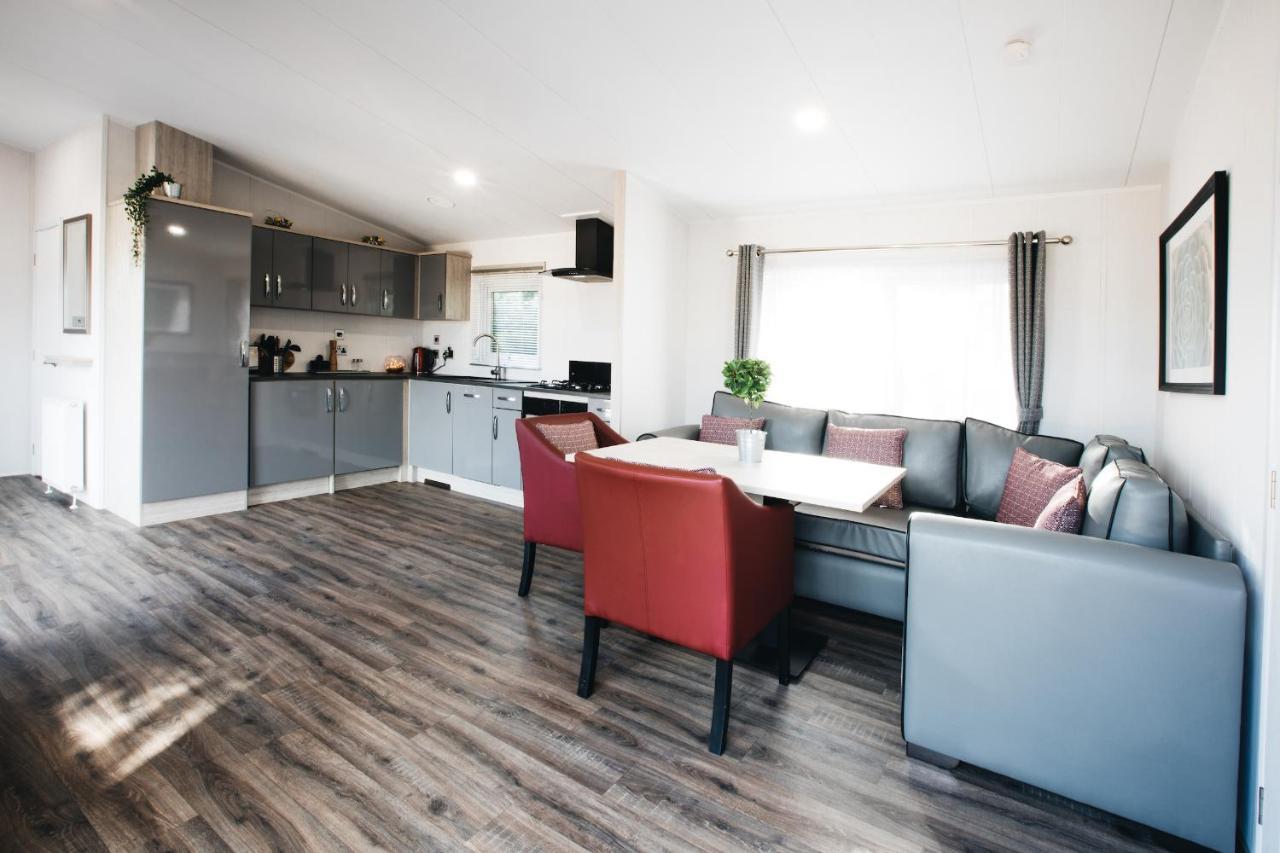 Black Bull Retreat, Barmston With Private Hot Tubs Driffield ภายนอก รูปภาพ