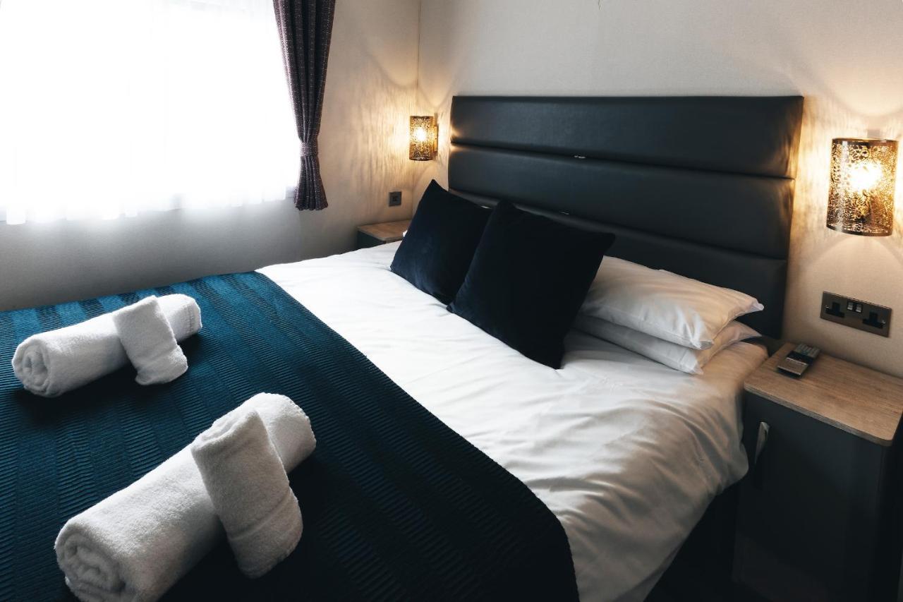Black Bull Retreat, Barmston With Private Hot Tubs Driffield ภายนอก รูปภาพ